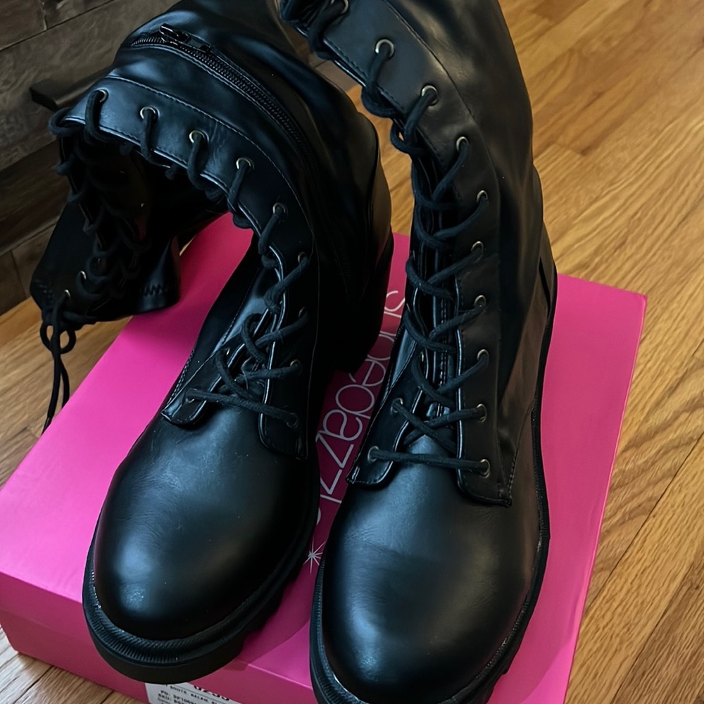 Tall flat women’s boot